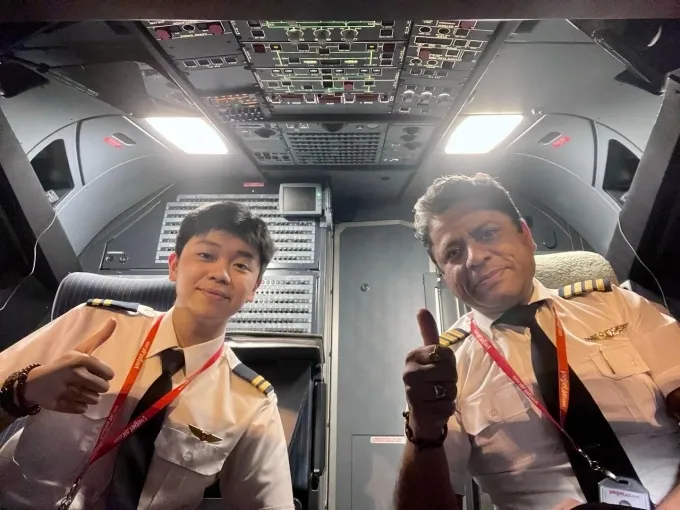 Cơ phó, hay còn gọi là First Officer, là một phi công thứ hai trong tổ lái, ngồi bên phải buồng lái, và có vai trò hỗ trợ cơ trưởng trong việc điều khiển máy bay. Cơ phó có đầy đủ trình độ và quyền hạn như cơ trưởng, và có thể thay cơ trưởng điều khiển máy bay trong các tình huống khẩn cấp hoặc khi cần thiết.