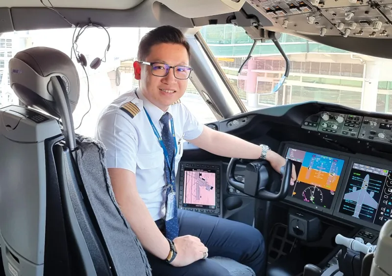 Trong hàng không, cơ trưởng (captain) là người đứng đầu tổ bay, chịu trách nhiệm chính về an toàn và điều hành chuyến bay. Họ là người ra quyết định cuối cùng, chỉ huy tổ bay và xử lý các tình huống khẩn cấp. Cơ trưởng luôn ngồi bên trái buồng lái và là người rời khỏi máy bay sau cùng.