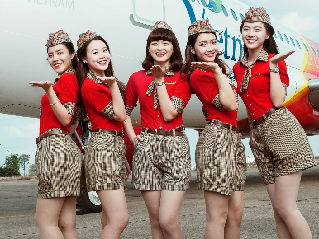 Làm tiếp viên hàng không có cần bằng đại học không?
