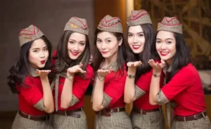 Làm tiếp viên hàng không có cần bằng đại học không?