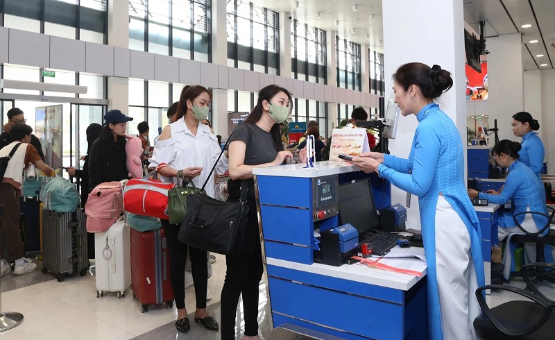 Quy định về thủ tục, giấy tờ tùy thân cho khách khi bay 1 Khi đi máy bay, hành khách cần mang theo giấy tờ tùy thân bản chính, có hình ảnh và còn giá trị sử dụng. Các giấy tờ này bao gồm: hộ chiếu, thẻ căn cước công dân, giấy chứng minh nhân dân (đến hết 31/12/2024), giấy thông hành, thị thực rời, thẻ thường trú, thẻ tạm trú, hoặc các loại giấy tờ khác có giá trị xuất nhập cảnh theo quy định.