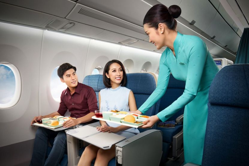 Quy định thực phẩm, đồ uống lên các chuyến bay quốc tế, nội địa của Vietnam Airlines 1 Quy định về thực phẩm, đồ uống trên chuyến bay Vietnam Airlines, cả quốc tế và nội địa, có một số điểm chung và khác biệt. Nhìn chung, hành khách được phép mang theo một số loại thực phẩm và đồ uống, nhưng có giới hạn về số lượng, loại hình và cách đóng gói.
