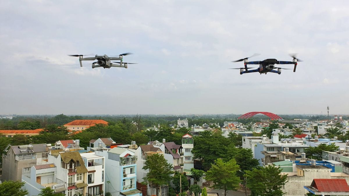 Thiết bị flycam có được phép mang lên máy bay hay không? 1 Có, thiết bị flycam được phép mang lên máy bay, nhưng cần tuân thủ một số quy định nhất định. Quan trọng nhất là flycam và pin của nó phải được đặt trong hành lý xách tay, không được để trong hành lý ký gửi. Ngoài ra, số lượng và dung lượng pin dự phòng cần nằm trong giới hạn cho phép (thường từ 100-160 Wh).