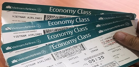 Đổi tên vé máy bay Vietnam Airlines được phép không? 1 Theo quy định của Vietnam Airlines, việc đổi tên trên vé máy bay đã mua thường là không được phép. Tuy nhiên, trong một số trường hợp đặc biệt, Vietnam Airlines có thể hỗ trợ sửa tên miễn phí hoặc có thu phí, tùy thuộc vào mức độ sai sót.